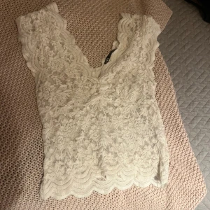 Populär zara spetstopp - Eftertraktad zara topp som inte går att köpa längre! Fint skick🥰