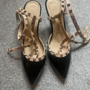 Svarta nit klackar - Fina klackar men de är för små för mig så skulle säga de passag en 38 mer än 39.  Aldrig använda men har slitningar i banden. 