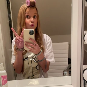 Zara tröja  - Väldigt bra skick och välhentagen  Har använt den några gånger💗  Tröjan passar perfekt till en vit kjol eller liknande