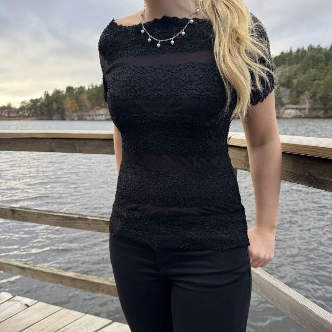 Svart T-shirt med spets