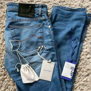 Jacob Cohen Jeans - Säljer dessa Jacob Cohen jeans i perfekt skick, tveka inte på att höra av dig! Tillbehören medföljer🇮🇹