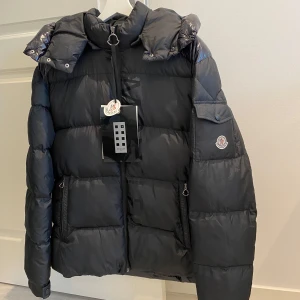 Moncler Jacka  - Helt ny Moncler jacka med etiketterna fortfarande på då den är helt oanvänd. Otroligt snygg och unik.   Sitter som storlek L   