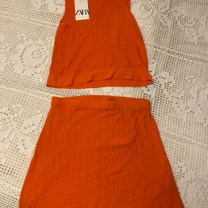 Två delat somringt sett - Orange mönstrad två delat sätt, lätt och luftigt material perfekt till sommar. Aldrig använt