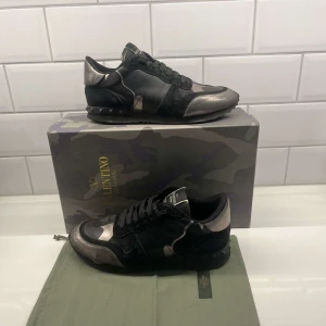 Valentino rockrunners - Säljer nu dessa riktigt feta skorna || använt skick, cond: 8,5/10 || nypris: 6000kr, vårat pris: 2299kr || ingår: box, dustbag och skor || storlek: 42 men passar 43 utan problem || perfekta till vintern! || har du frågor är det bara att höra av dig!