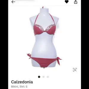 Snygg röd bikini från Calzedonia i storlek S. Överdelen har snäck & pärl design och knytband runt nacken. Underdelen har knytband på sidorna för justerbar passform. Perfekt för sommarens stranddagar! 🏖️ (kupan är en A liten B skulle jag säga)