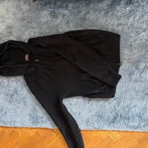 SINGULAR SOCIETY CASHMERE - Säljer nu min svarta Kashmir hoodie från singular society. Storlek S. Ny pris: 3800kr, mitt pris 1500kr