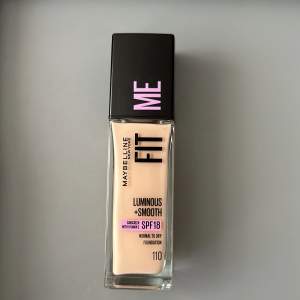 Maybelline FIT ME foundation, normal to dry skin med spf18. Nyans 110. Använd en gång, nästan helt full. 