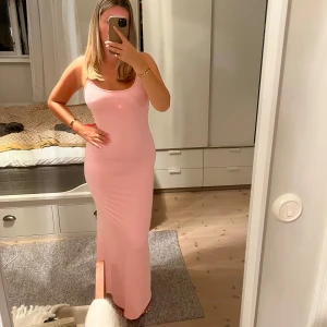 Maxiklänning  - Så snygg maxiklänning, aldrig använd. Lite glattare material, m urigning bak