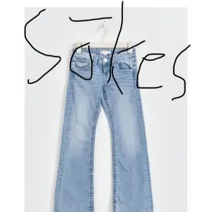 Söker efter ett par ljus blå Gina tricot jeans i storlek 152.  Pris kan diskuteras kontakta om du har de💞🌸