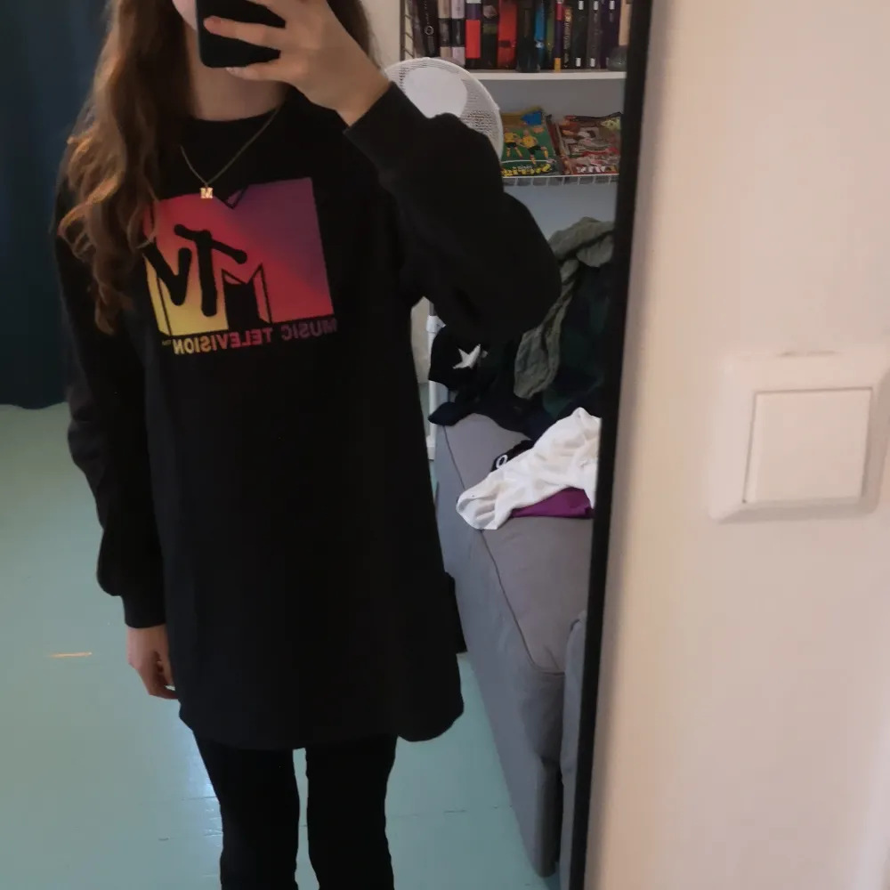 Säljer denna sweatshirt från H&M barn då den knappast används. 🤗Passar troligen xs, xxs då den är såpass oversized. Bra skick, förutom längst ner där den är nopprig (bild 5) men märks endast om man känner. Kontakta vid intresse eller frågot! ❤️. Hoodies.