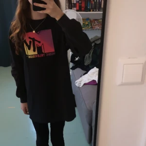Oversized MTV sweatshirt/tröja - Säljer denna sweatshirt från H&M barn då den knappast används. 🤗Passar troligen xs, xxs då den är såpass oversized. Bra skick, förutom längst ner där den är nopprig (bild 5) men märks endast om man känner. Kontakta vid intresse eller frågot! ❤️