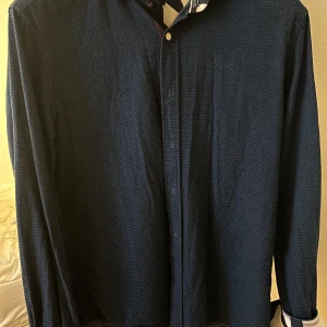 Armani Skjorta - Skjorta från Armani Jeans som är riktigt snygg och skön. Är Custom Fit sydd så storleken är L men passar till M minst lika bra. Köpt i Italien och har sjukt snygga detaljer på kragen och sina ärmar. Väldigt lite använd och i sjukt bra skick!