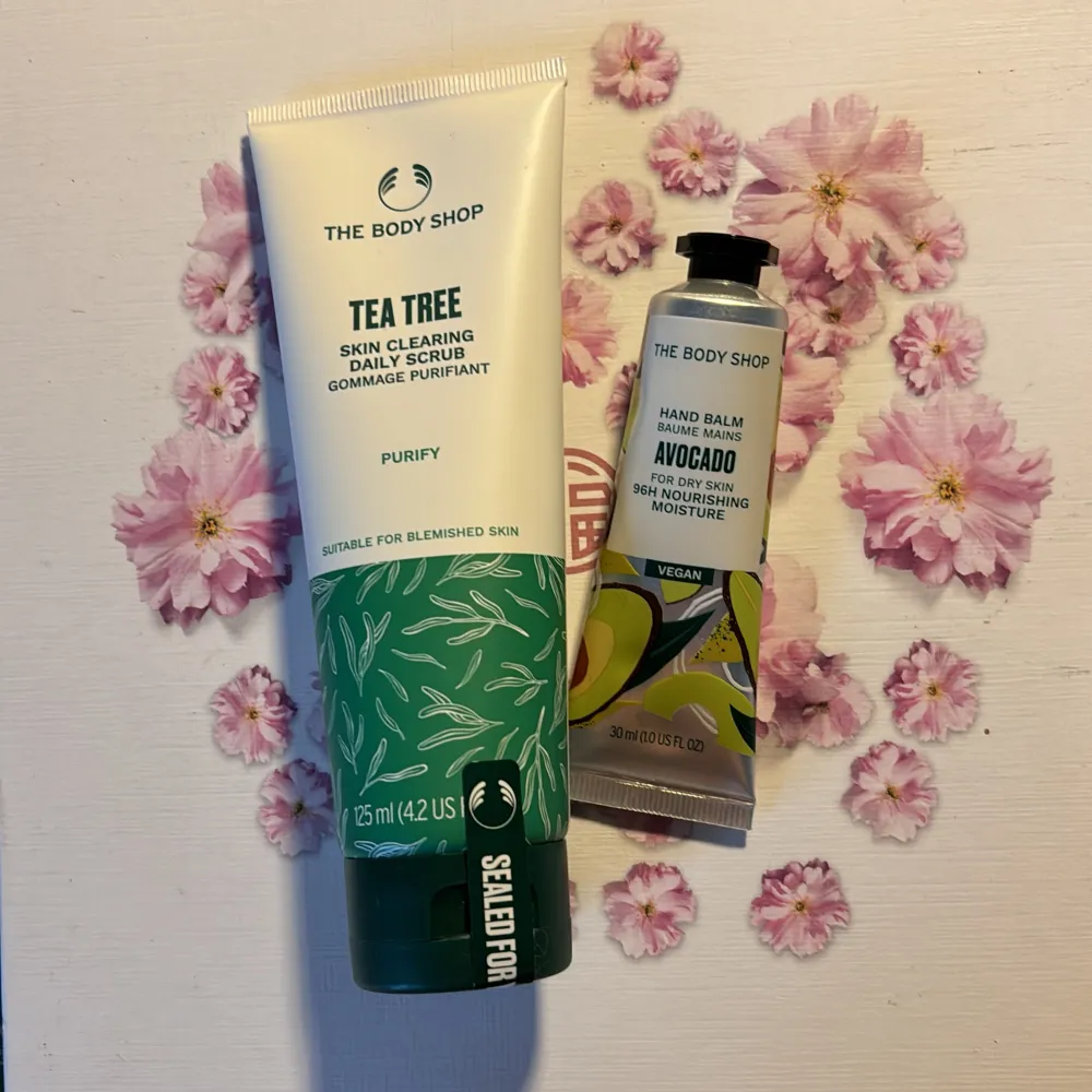 Oanvända produkter från The Body Shop. En ansiktsskrubb med tea tree oil och en liten handkräm i avokadoserien.   75 kr för Tea tree ✨ 25 kr för avokado 🥑 . Skönhet.