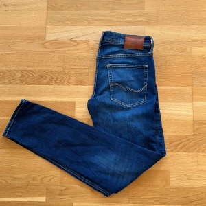 Jack & Jones jeans - Hej! Säljer nu dessa Jack & Jones jeans i strl 32/34. De är i fint skick och har bara använts ett fåtal gånger. Skriv gärna om frågor och priset är inte hugget i sten