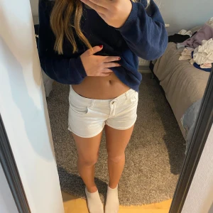  Low waist jeans shorts  - Vita low waist shorts, passar med vilken färg på tröjan som helst. Knappt andvända. 