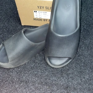 Yeezy slides - Storlek 42 - Box medföljer - Hör av dig vid fler frågor🙌