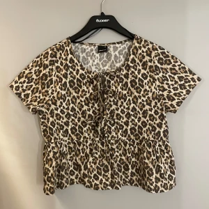 Leopard tröja  - Säljer den här super fina leopard blusen som aldrig har använts bara testad super populär och tror att den är slutsåld. Den är storlek XS men passar även S. Ny priset ligger typ på 300kr