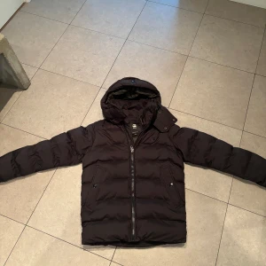 G-star RAW vinterjacka - skitssnyg och skön vinterjacka från g star raw. Köpte för 2000 förra vintern men är väldigt sparsamt använd. Har även tagit bort märket på ena armen då jag tycker de är mycket snyggare.  Hör av dig vid funderingar, priset kan diskuteras!