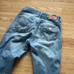 Low waist guess jeans - Low waist jeans i storlek 26 passar mig som är 164 typ och bär storlek xs i jeans, inte använd ofta 