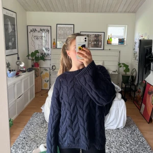 Kabelstickad tröja - Kabelstickad tröja från Gina, köpt i våras, knappt använd!