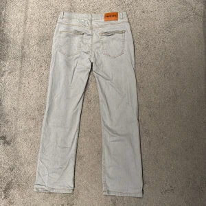 Montén Jeans Straight - Montén Jeans Straight leg Size: 30x30 Färg: ljus gråa Cond: nästintill nya! Pris 199kr  Köparen står för eventuell frakt!