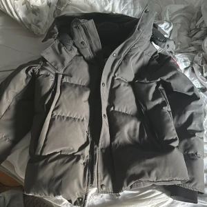 Canada gooose wyndham - Perfekt skick, köptes i december men andvöndes knappt, kvitto finns ej men den är äkta, qr kod finns