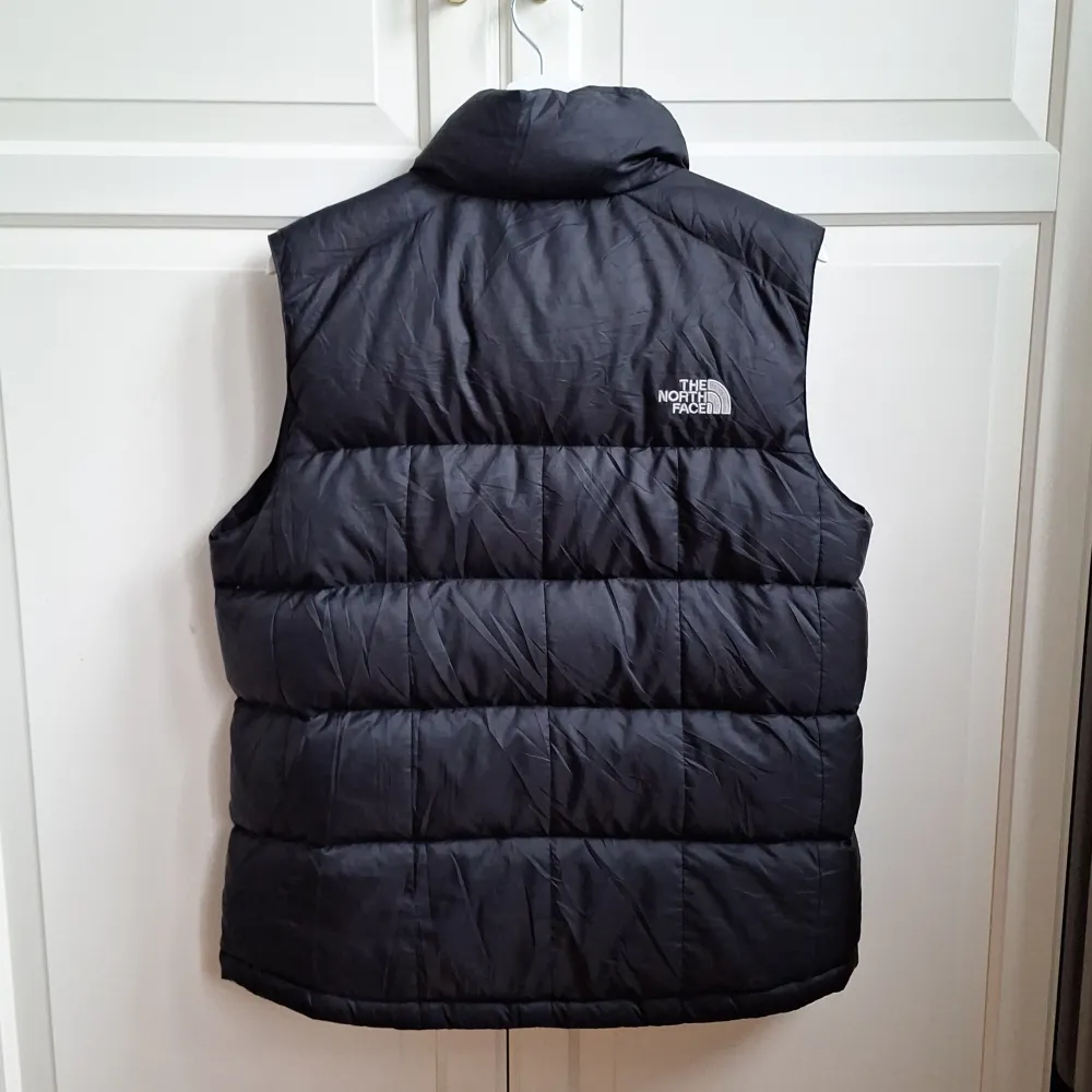 Northface väst, 550 model. Bra skick, lite skrynklig. Har redan en annan väst, säljs därför. . Jackor.