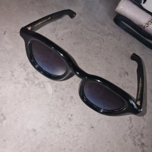 Svarta solglasögon från Moscot - Säljer ett par snygga svarta solglasögon från Moscot som ger en cool look. Perfekta för både vardag och fest! Använda någon enstaka gång♡ Köpte de dyrt av en annan person som visade kvitto, men vet inte om de är äkta trots det.