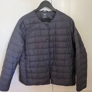 Uniqlo jacka - Superfin uniqlo jacka köpt här på plick! Helt defektfri, använd fåtal gånger ❤️ säljer pga att den inte används. Köpt för 659kr. Storlek XL men passar en med L/M pga liten storlek! 💕