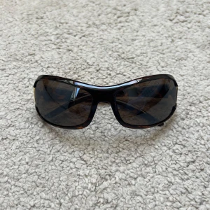 Coola bruna solglasögon  - Riktigt fräcka 2000s solbrillor med UV-skydd🥰I fint skick🫶