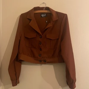 Lång ärmad skjort väst  - Skit snygg lång ärmad väst. Köpt i England passar tyvärr inte längre. Brun samt brunna knappar.