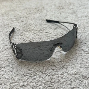 Gråa solglasögon  - Riktigt snygga solglasögon i en grå nyans, med snygga detaljer längs sidorna😍