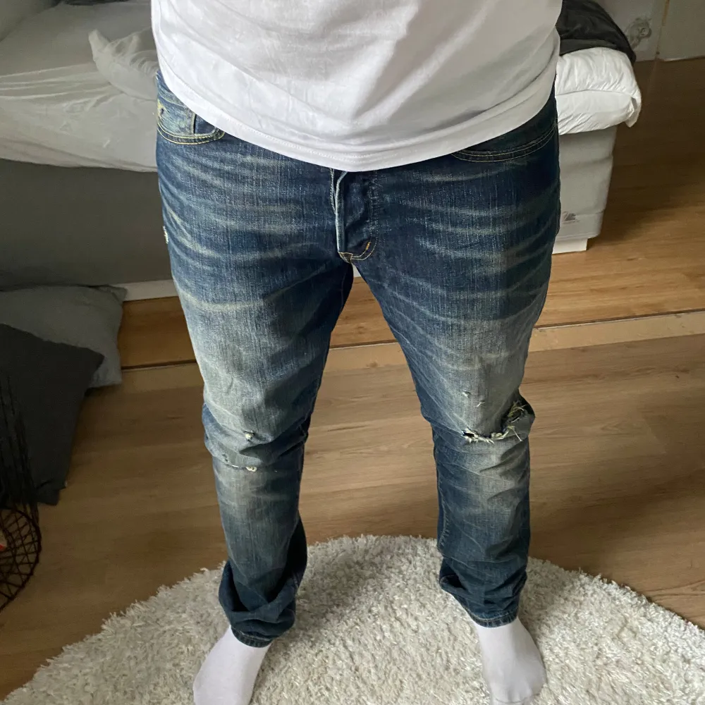 Tja säljer nu dessa feta jeans från Ralph lauren. Jeansen har feta slitningar som är väldigt snyggt! Dem e nya kan man säga bara testade! Nypris 2199 storleken är 36/32 men jag kan använda dem och jag har 34/32! Hör av er vid frågor, pris kan sänkas. Jeans & Byxor.