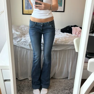 Lågmidjade bootcut jeans - Ett par lågmidjade bootcut/flare jeans köpta second hand💕 Står ingen storlek men passar som S/36. 