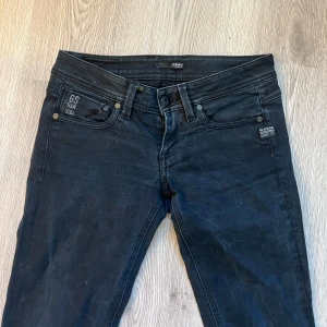 Lågmidjade jeans  - Svarta lågmidjade jeans köpta från sellpy som inte passade🤗