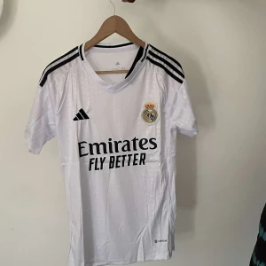 Real Madrid 2024/25 hemma tröja - Finns fler tröjor inne på mitt konto
