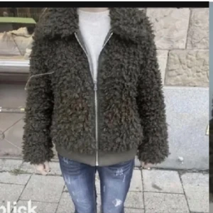 GRÖN TEDDY JACKA HM - intressekoll på denna aaaas snygga teddy/fluffiga jacka från hm! perfekt för hösten!! kan gå ner i pris vid snabb affär