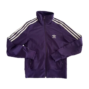 Adidas tracksuit tröja - Adidas zip up som passar utmärkt till sensommaren/hösten, köpt second hand och säljer då den inte kommer till användning. /Lite nopprig men annars i fint skick!😄