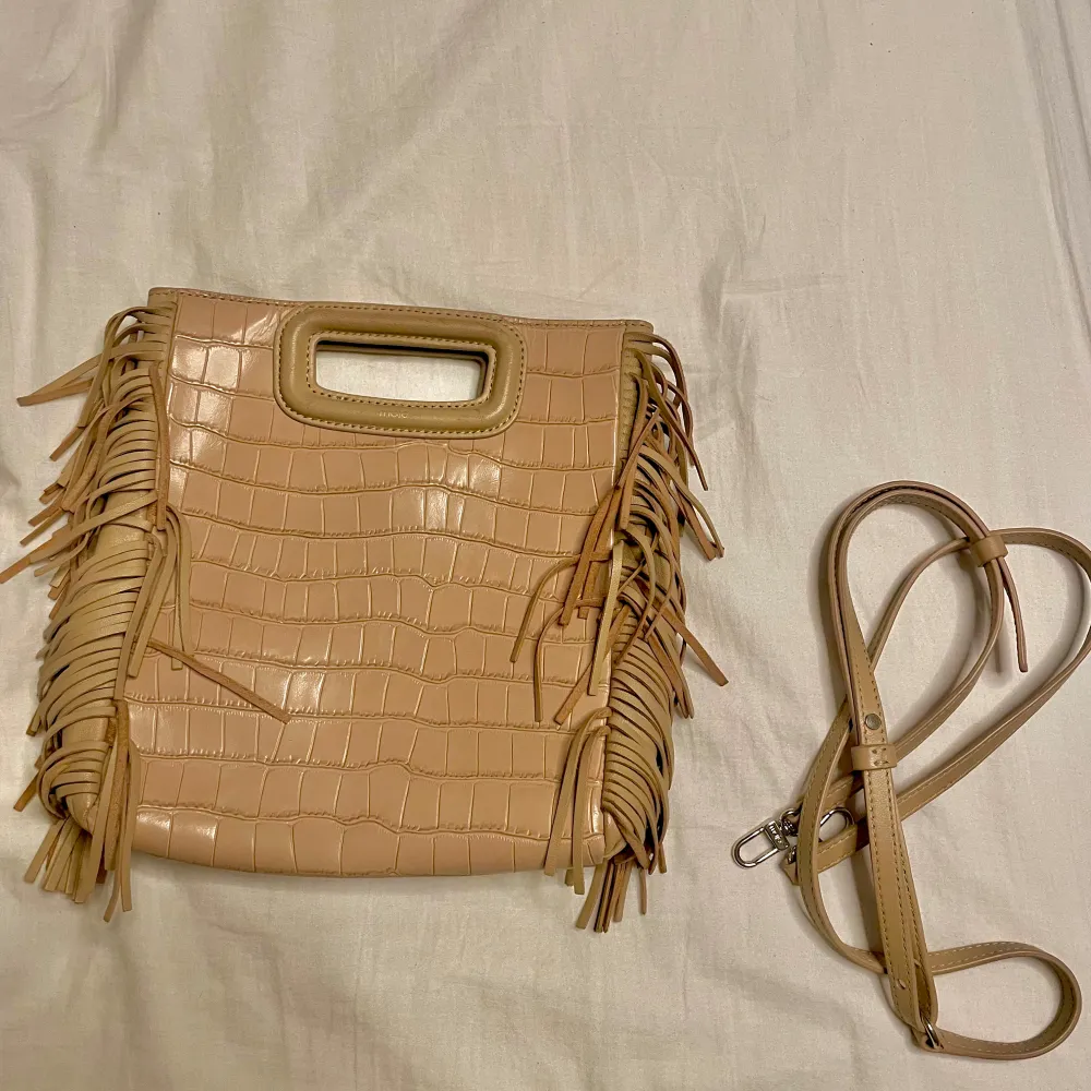 Maje M bag i läder Färg: Beige (Orginalpris 3500kr, i New York) Kan gå ner i pris för snabb affär!😊 . Väskor.