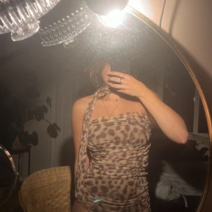 Jätte snygg o trendig leopard topp  - Jätte snygg men används inte, köpte den i storlek L för den va slutsåld och sydde in lite slarvigt till en xs men stretchig så passar S! Ingenting som syns på utsidan men de sista bilden!