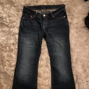 Weekday jeans  - Weekday jeans i modellen Nova, lågmidjade i strl 26. Helt oanvända då dem inte passade mig💗