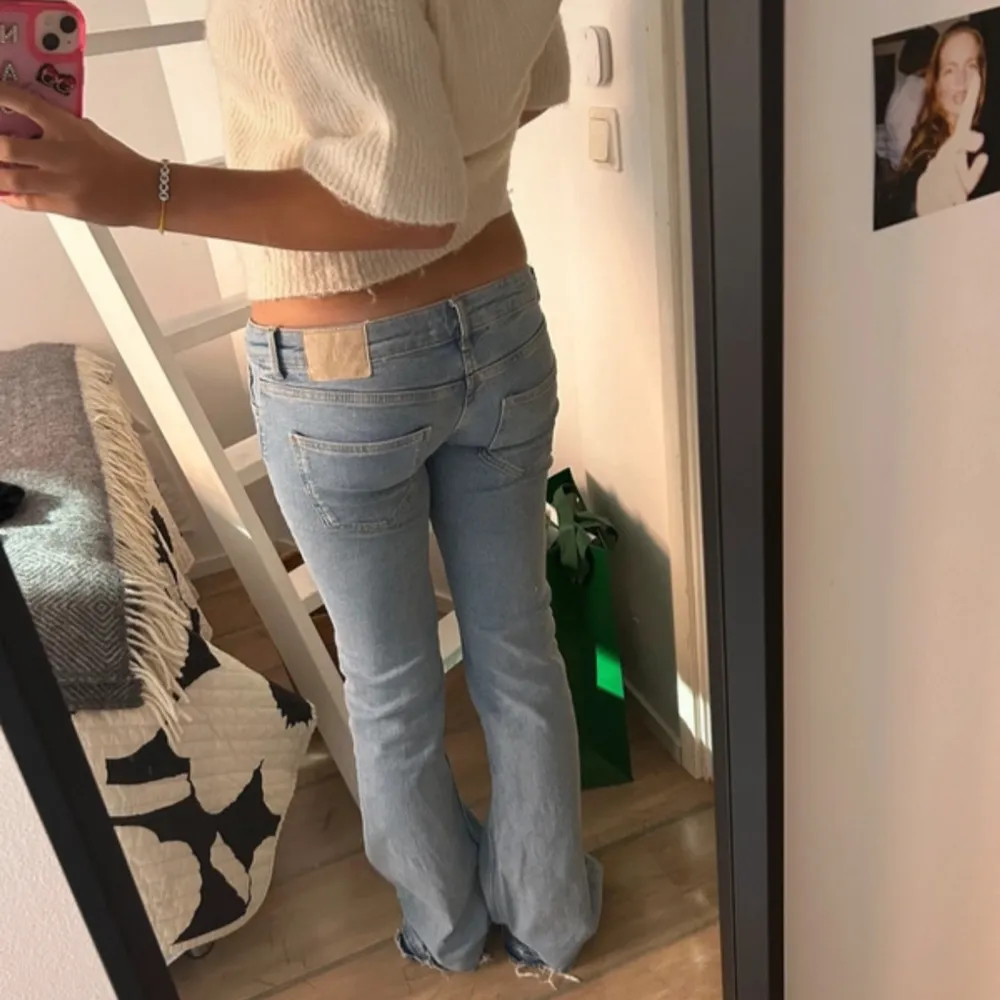 Säljer dessa ljusblå lågmidjade jeans från zara i stl S✨🩵. Jeans & Byxor.