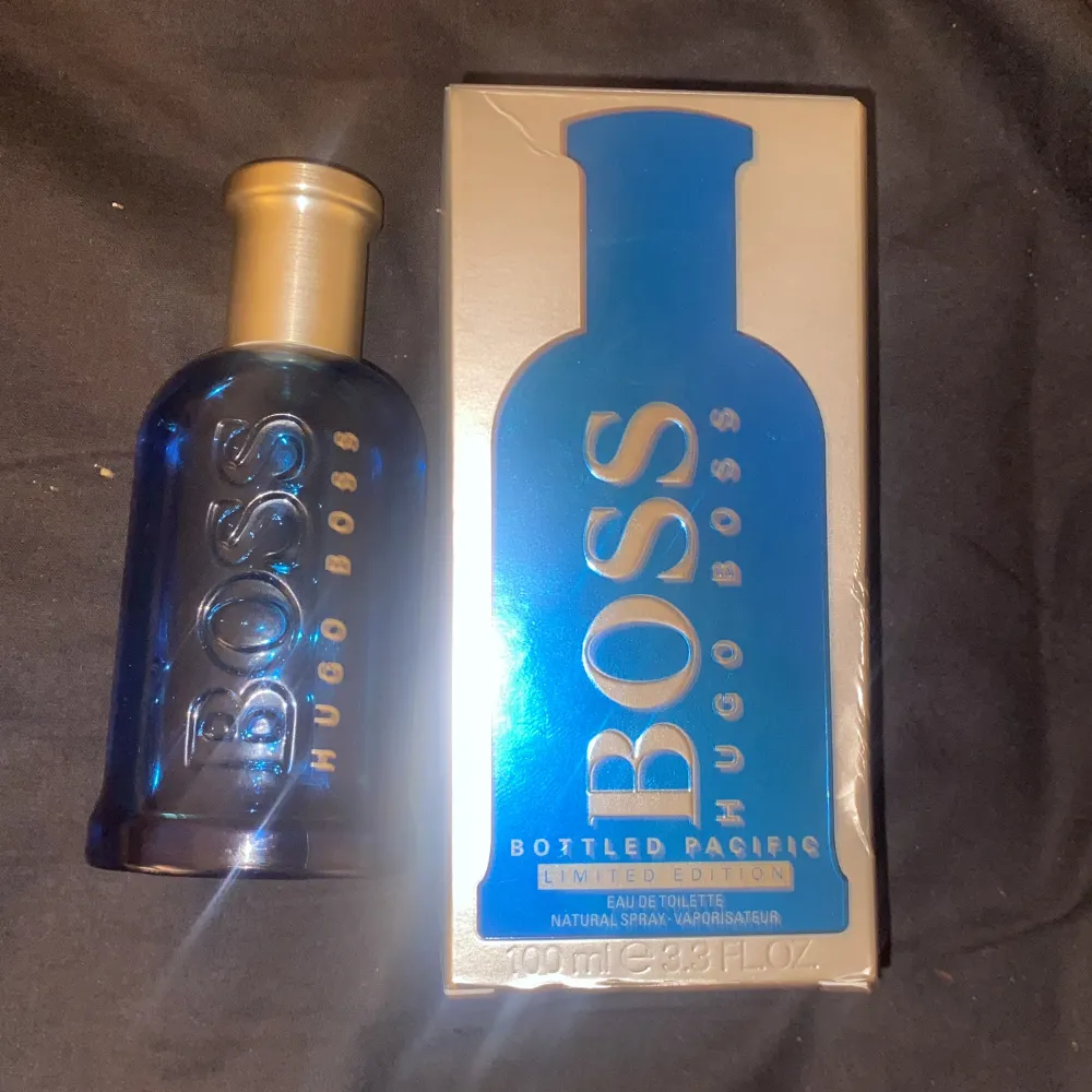 Hugo boss bottled pacific edt Limited edition, köpt för ca 1000kr på Forsea båtarna mellan Helsingborg och Danmark, ca 90 ml kvar av 100 ml, pris ej hugget i sten, öppen för byten men vill helst ha pengar, har förvarats mörkt o svalt. Parfym.