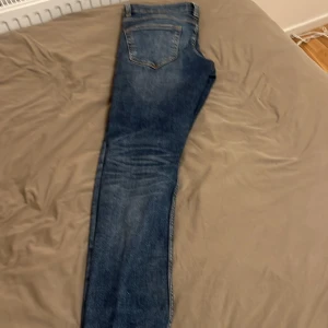 Only and sons jeans  - Säljer ett par sköna only and sons jeans slim med några slitningar i skicket 9-10 använda  fåtal gånger