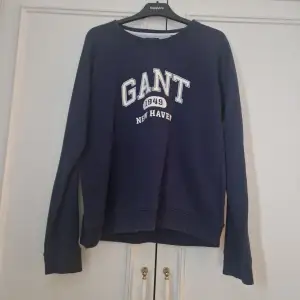 Sweatshirt från Gant. Använd 1 gång, mycket bra skick. Storlek XL.