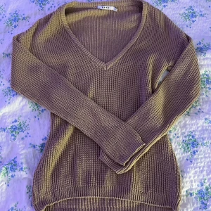 Beige stickad tröja från NA-KD - Säljer en supermysig beige stickad tröja från NA-KD. Den har en snygg v-ringning och långa ärmar, perfekt för kyliga dagar. Tröjan är i storlek S och passar perfekt till både jeans och kjol. Ett måste i garderoben för höst och vinter!😍🍁 