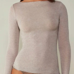 Intimissimi tröja - Beige topp från intimissmi, storlek S. Har tyvärr 2 små hål, därav priset. Skriv privat för bild💗