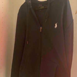 Polo Ralph Laurent zip hoodie  - Säljer min polo hoodie. Skick 7 av 10
