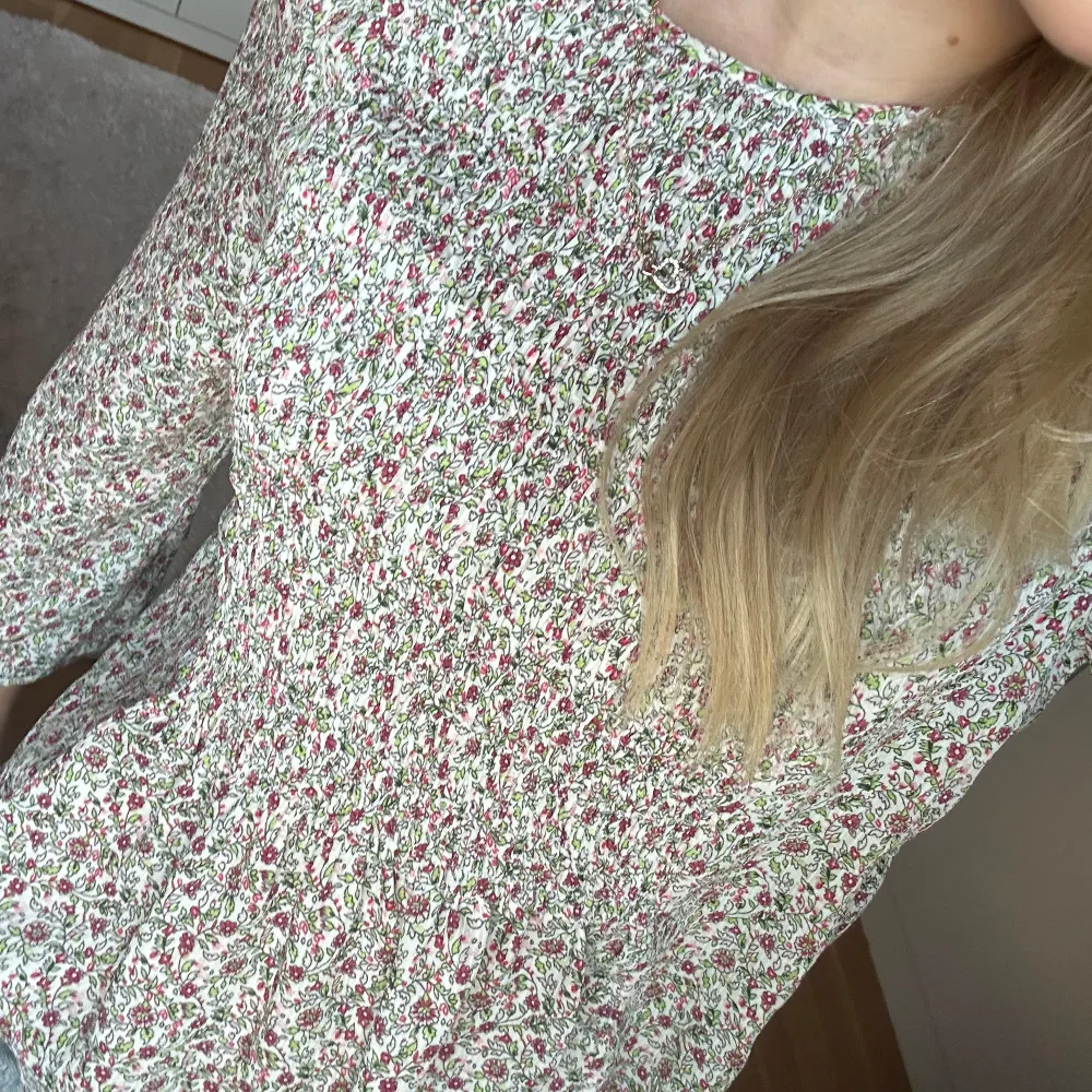 så fin blus köpt från sellpy, den har små blommor på sig💕💕 skriv för frågor och tryck gärna på köp nu!!. Blusar.