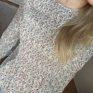 blommig blus - så fin blus köpt från sellpy, den har små blommor på sig💕💕 skriv för frågor och tryck gärna på köp nu!!